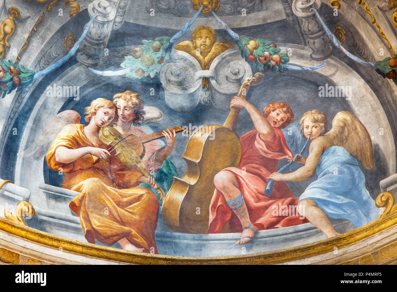 PARMA, Italien - 15 April 2018: Der symbolische Fresko der Engel mit der Musik instrumente in der Kirche Chiesa di Santa Cristina von Filippo Maria Galletti Stockfoto