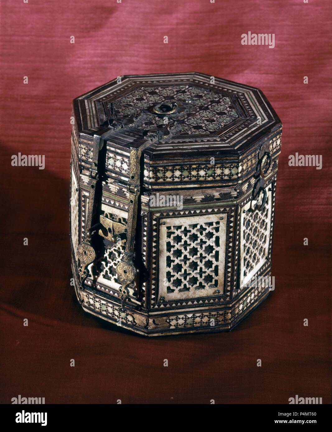 ARQUETA ARABE OCTOGONAL DE TARACEA Y PLACAS DE HUESO CALADAS Y ENGARCES