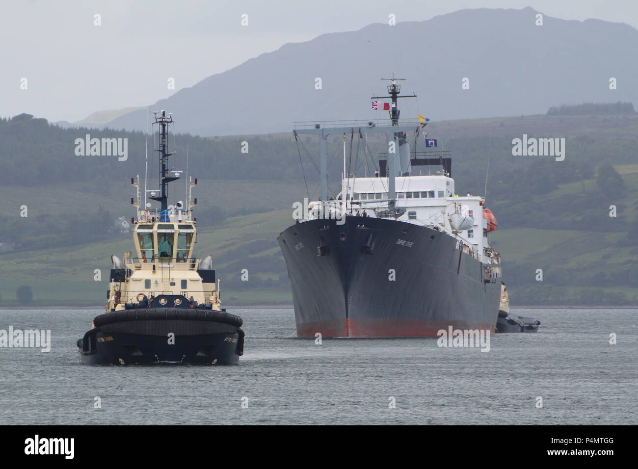 TS Empire State VI (T-AP-1001), ein Schiff der SUNY Maritime College betrieben, half durch die svitzer Schlepper Ayton Cross und Anglegarth. Stockfoto