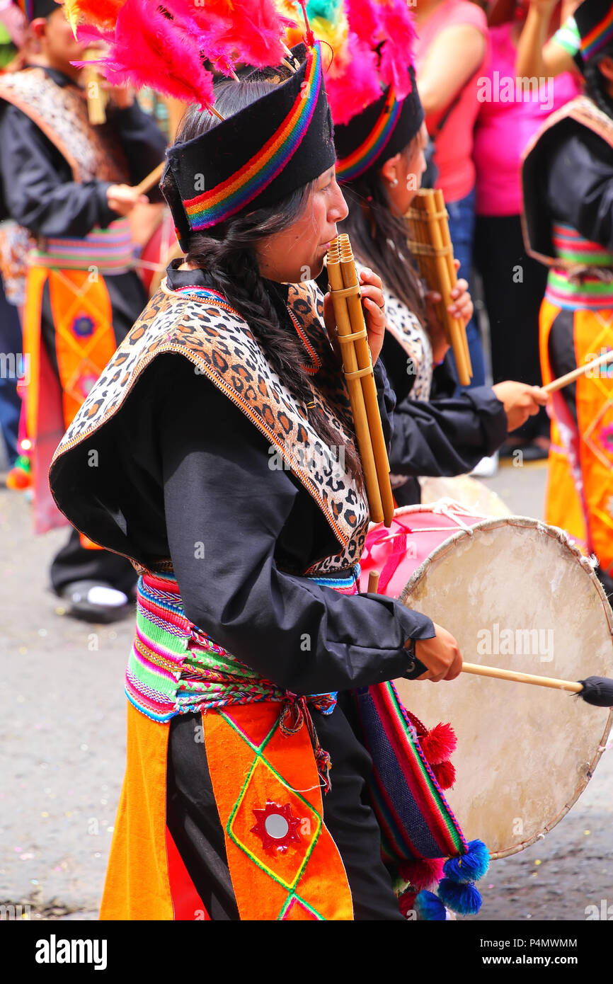 Lokale Frau spielen Flöte während Festival der Jungfrau de La Candelaria in Lima, Peru. Das Herzstück des Festivals ist Tanzen und Musik von dif durchgeführt Stockfoto