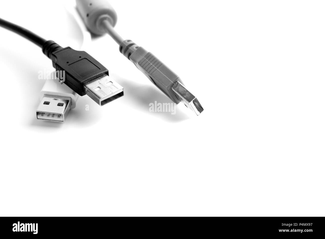 Einige usb-kabel auf weißem Hintergrund Stockfoto