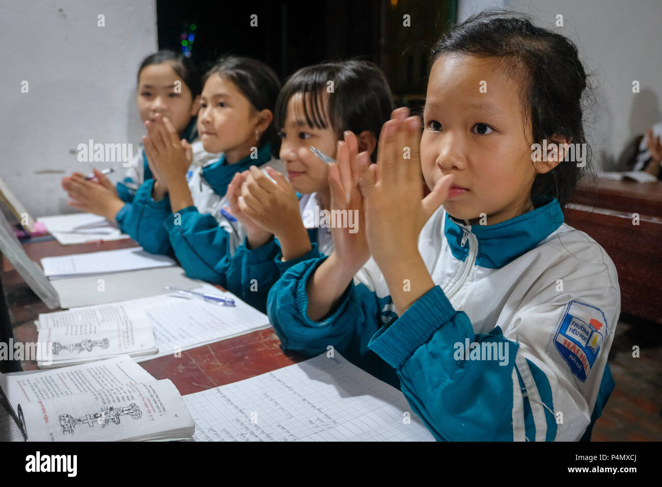 Die katholischen Kinder Katechismus, religiöse Anweisungen in Xuan ein, Nam Dinh Provinz, Vietnam - Katholischen Kinderkatechese, Religionsunterricht im Ort Xuan ein, Provinz Nam Dinh, in Vietnam Stockfoto