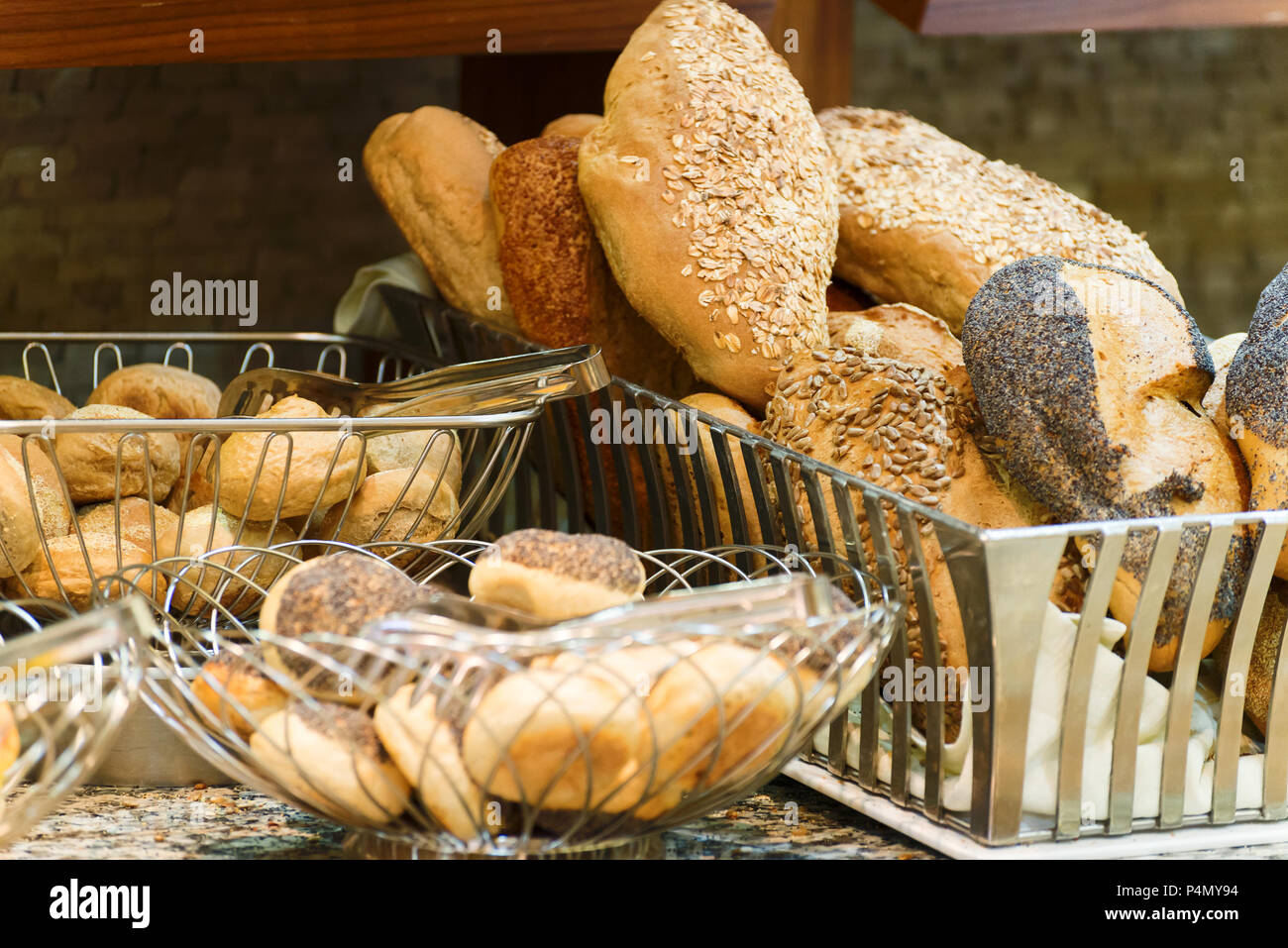 Brot verschiedener Sorten in Bäckerei Stockfoto