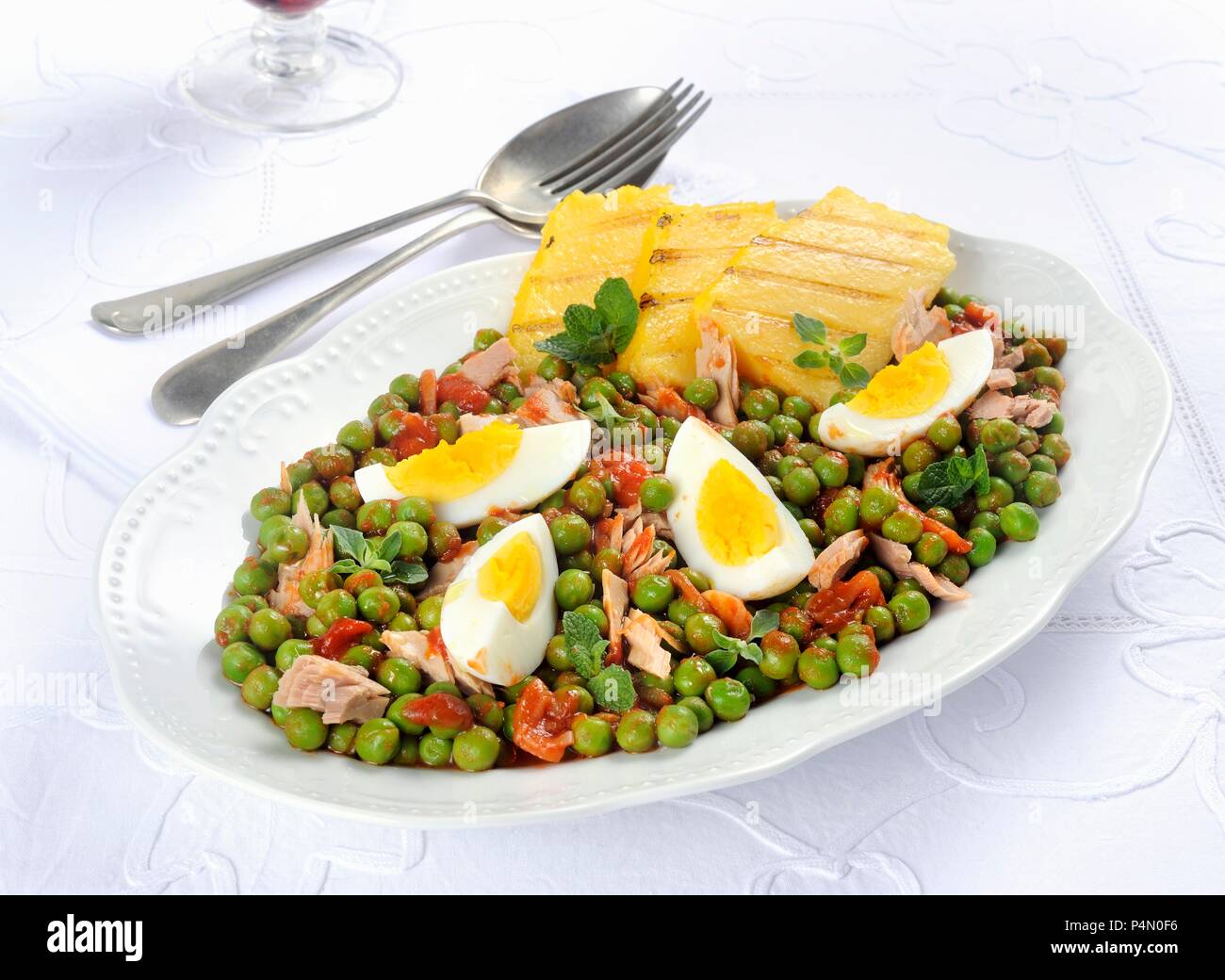 Piselli con Tonno e uova (Erbsen mit Thunfisch und Ei, Italien) Stockfoto