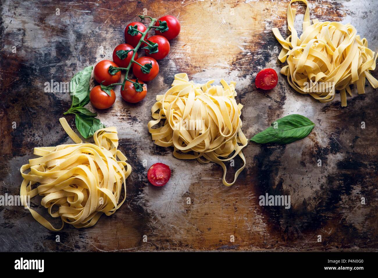 Tagliatelle, Tomaten und Basilikum Stockfoto