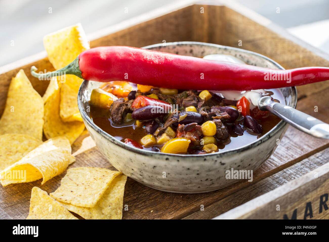 Chili con carne mit Tortilla Chips Stockfoto