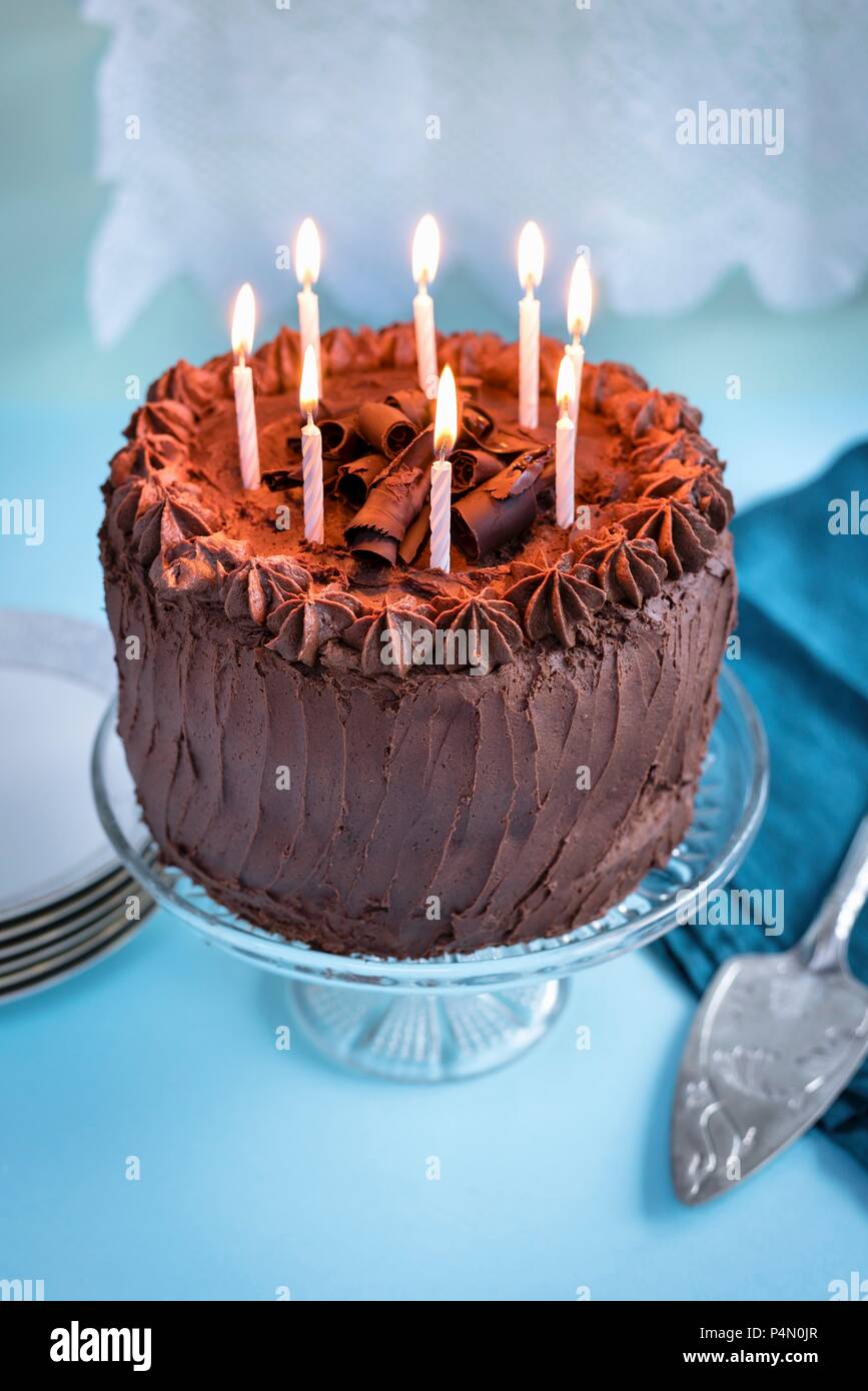 Schokolade Kuchen mit 8 Kerzen auf der Torte stand Stockfoto