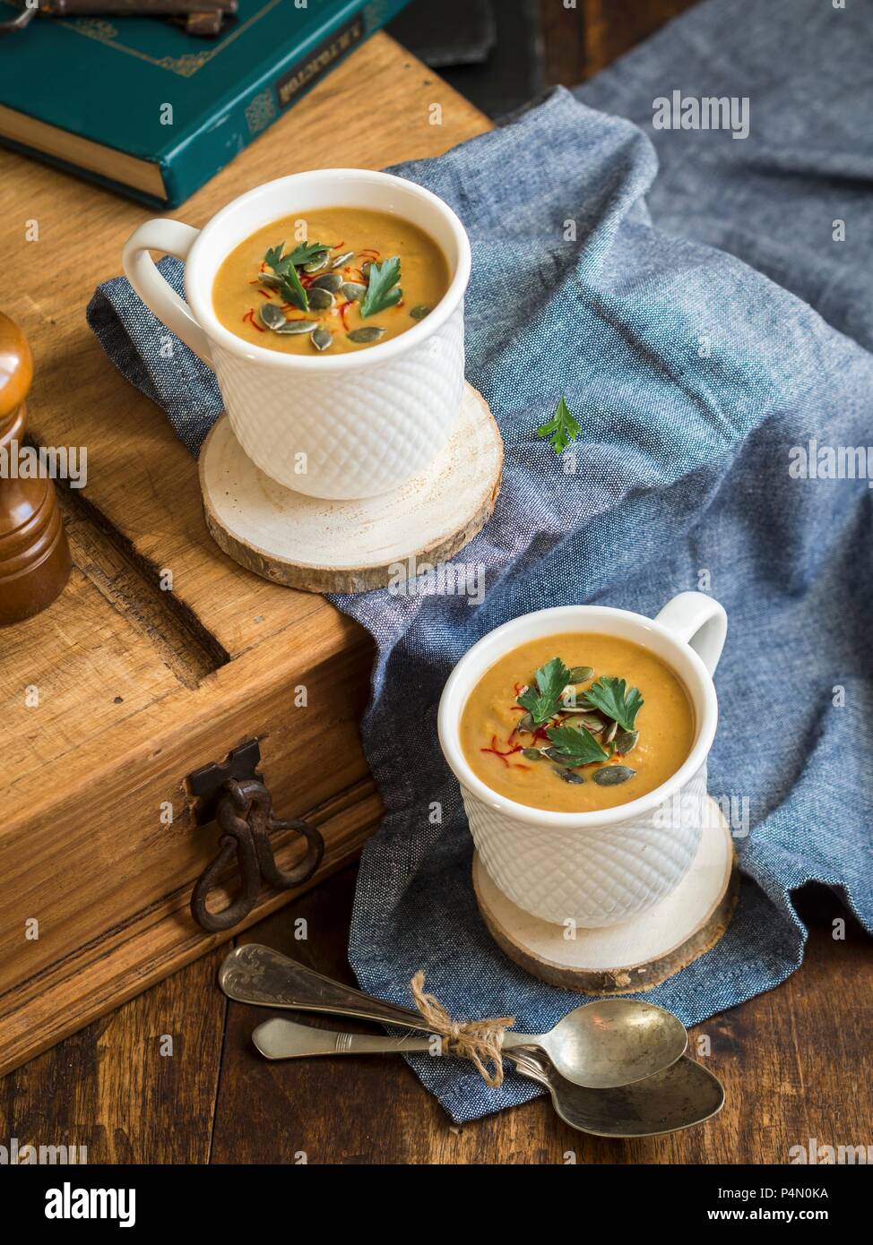 Cremige Linsensuppe & Süßkartoffel in Tassen serviert. Stockfoto