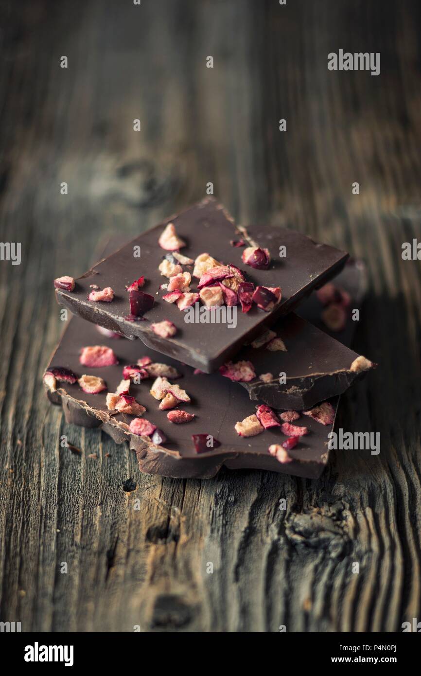 Stücke Schokolade mit getrockneten Cranberries Stockfoto
