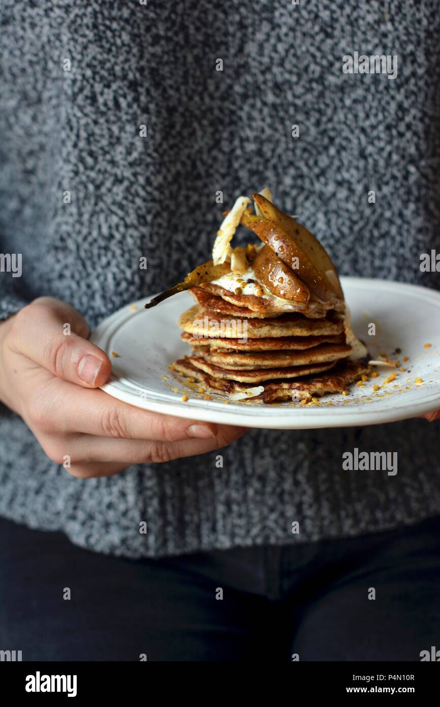 Pfannkuchen mit pochierten Birnen, Ahornsirup und Biene Blütenstaub Stockfoto