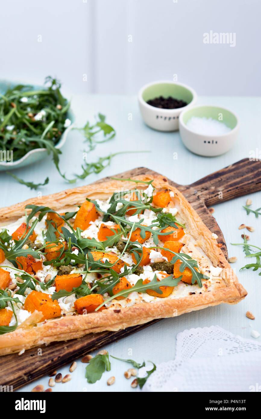Quiche mit Butternut Squash, Feta und Pesto Stockfoto