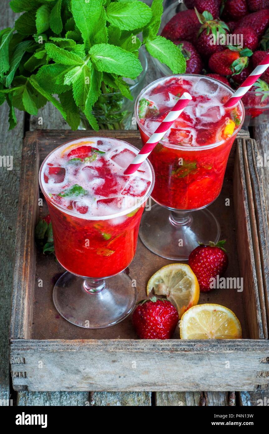 Erdbeer Limonade in zwei Gläser mit Strohhalm Stockfoto