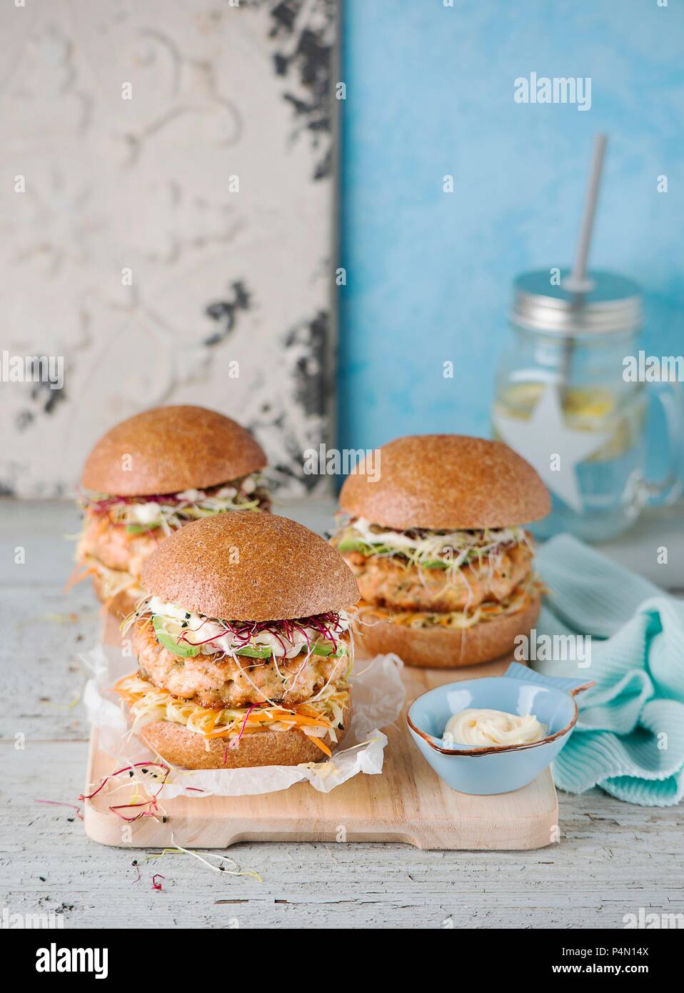 Lachs Burger mit Kohl und Avocado Stockfoto