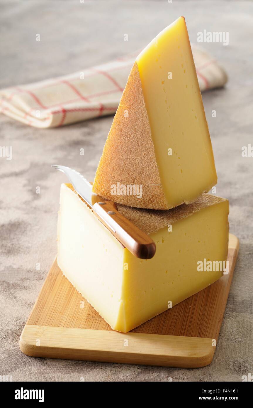 Raclette Käse auf einem Schneidebrett Stockfoto