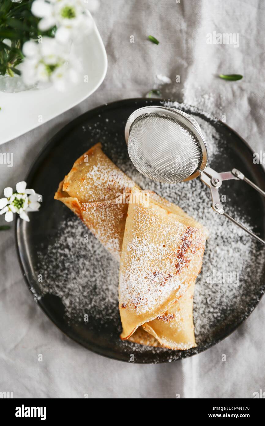 Dinkel Pfannkuchen mit Puderzucker Stockfoto