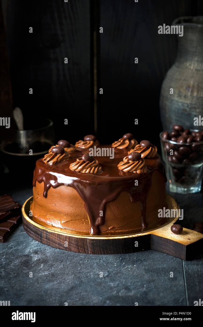 Chocolate Buttercream Torte mit Schokolade Stockfoto