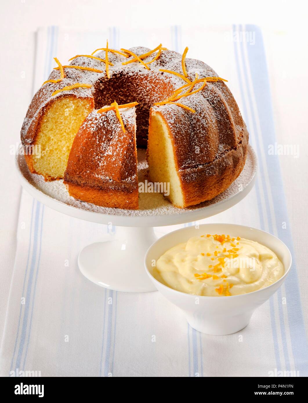 Bundt Cake mit Orangenschale und orange Creme Stockfoto