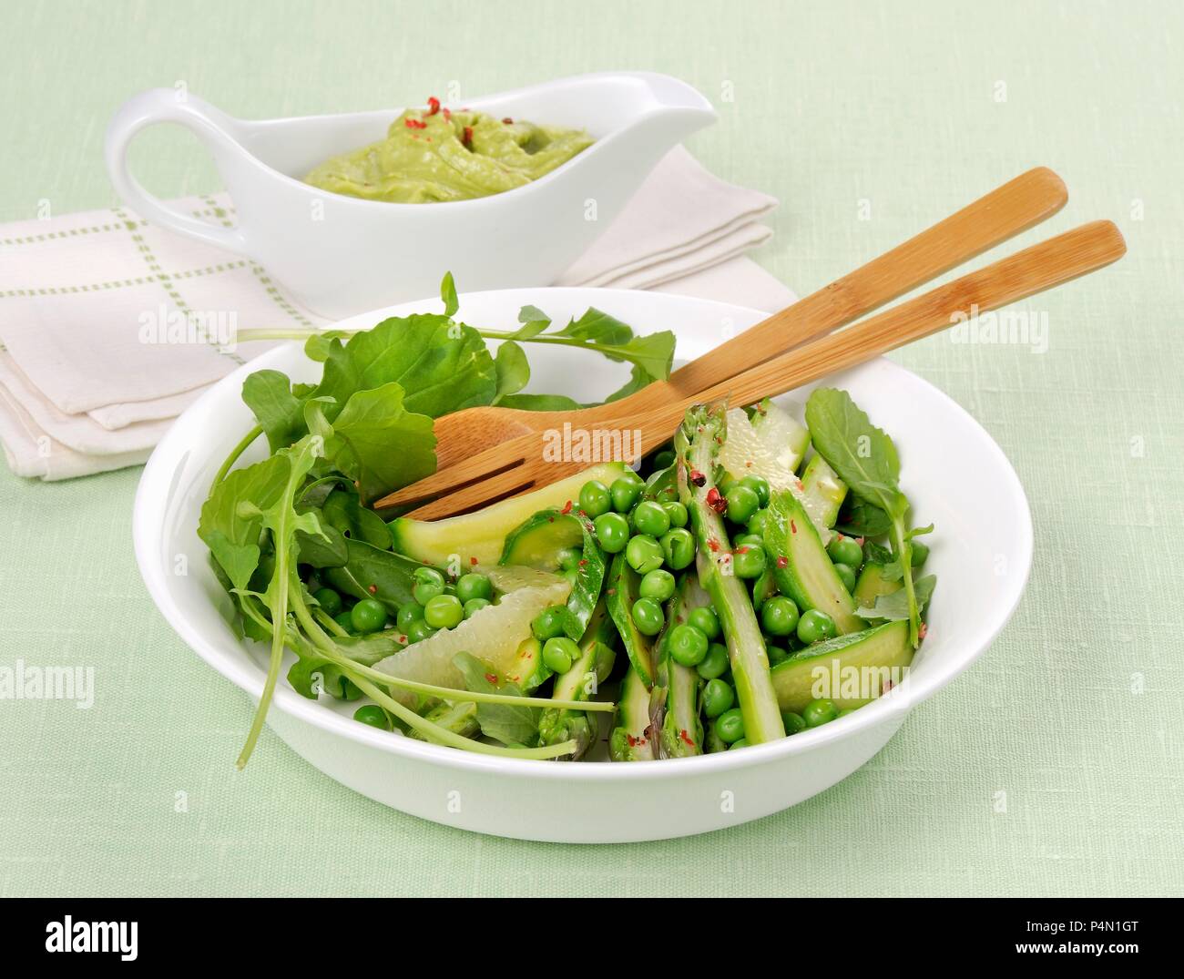 Eine Feder Gemüse Salat mit Avocado salsa Stockfoto