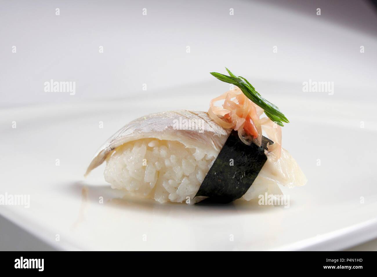 Nigiri Sushi mit Fisch, Nori und Ingwer Stockfoto