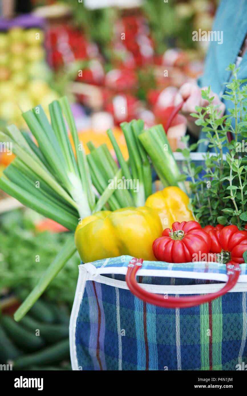 Frisches Gemüse in einer Einkaufstasche Stockfoto