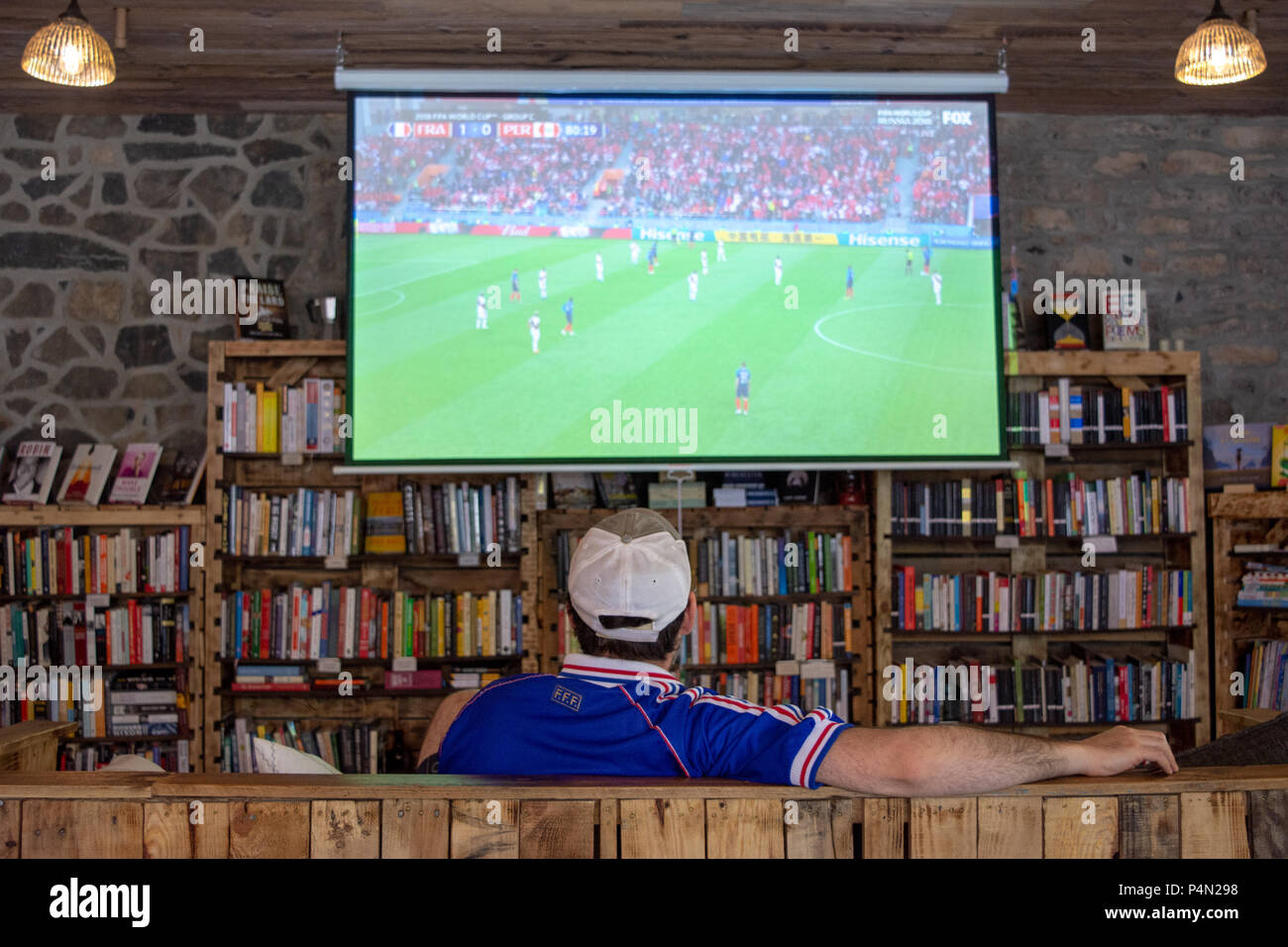 Fußballfan beobachten die 2018 Wm im TV Stockfoto