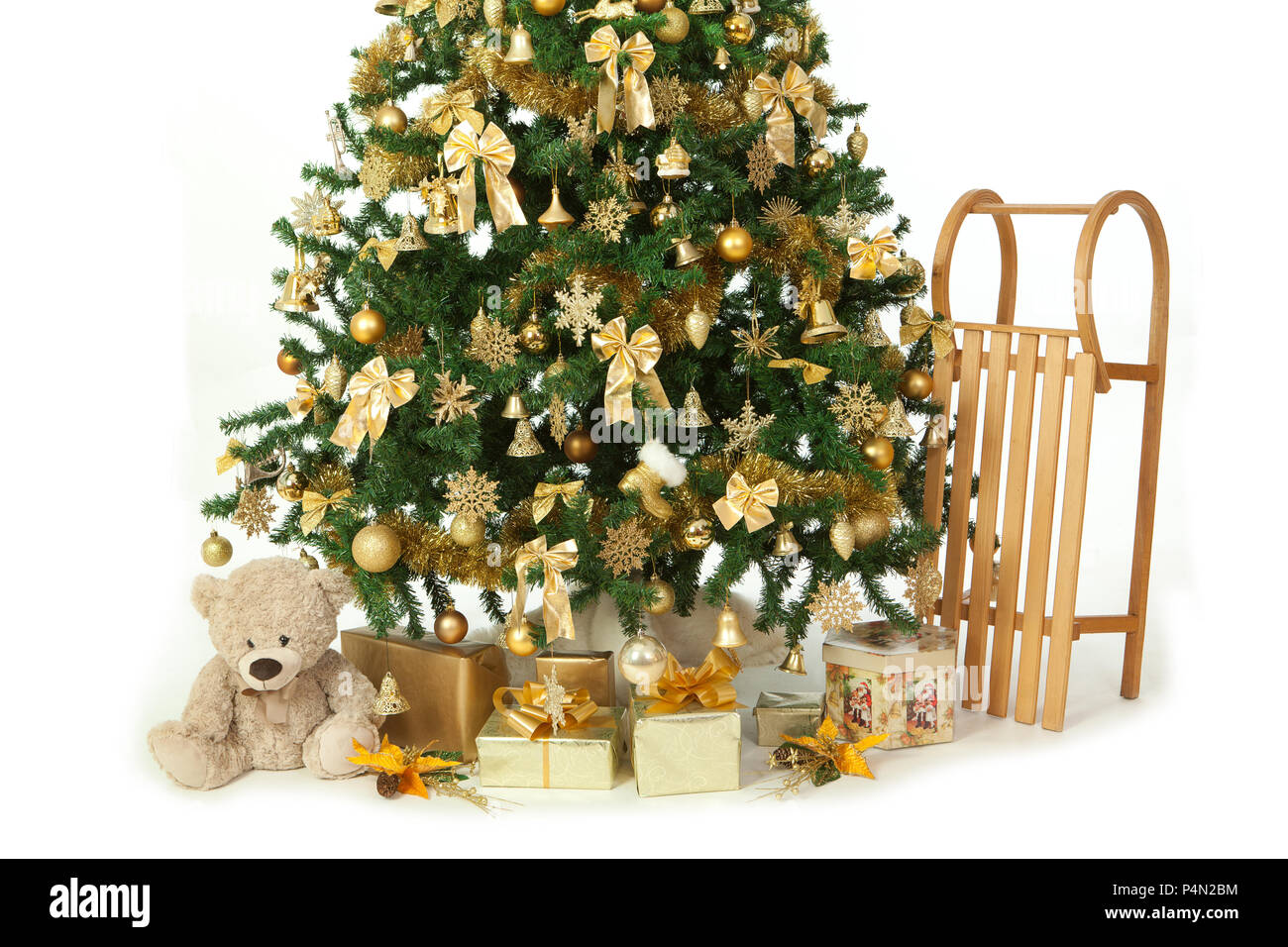 Reich geschmückten Weihnachtsbaum mit goldenen Ornamenten studio Shoot isoliert weißer Hintergrund mit einem goldenen präsentiert. Horizontale schießen. Konzeptionelle für Stockfoto