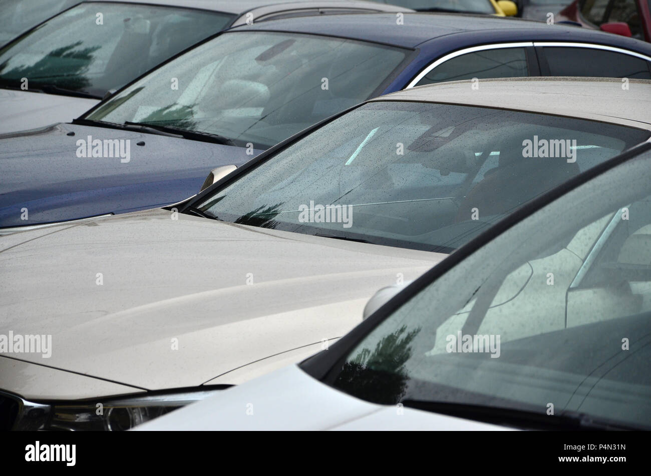 Dächer von mehreren Autos. Viele Autos stehen bei rush hour schließen. Stockfoto