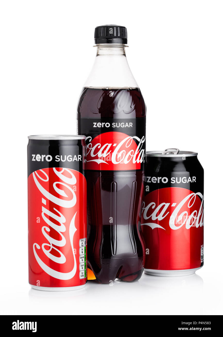 LONDON, UK - Juni 02, 2018: Flasche Diät Coca-Cola Zero auf weißem Hintergrund. Coca-Cola ist einer der beliebtesten Soda Produkte in der Welt. Stockfoto