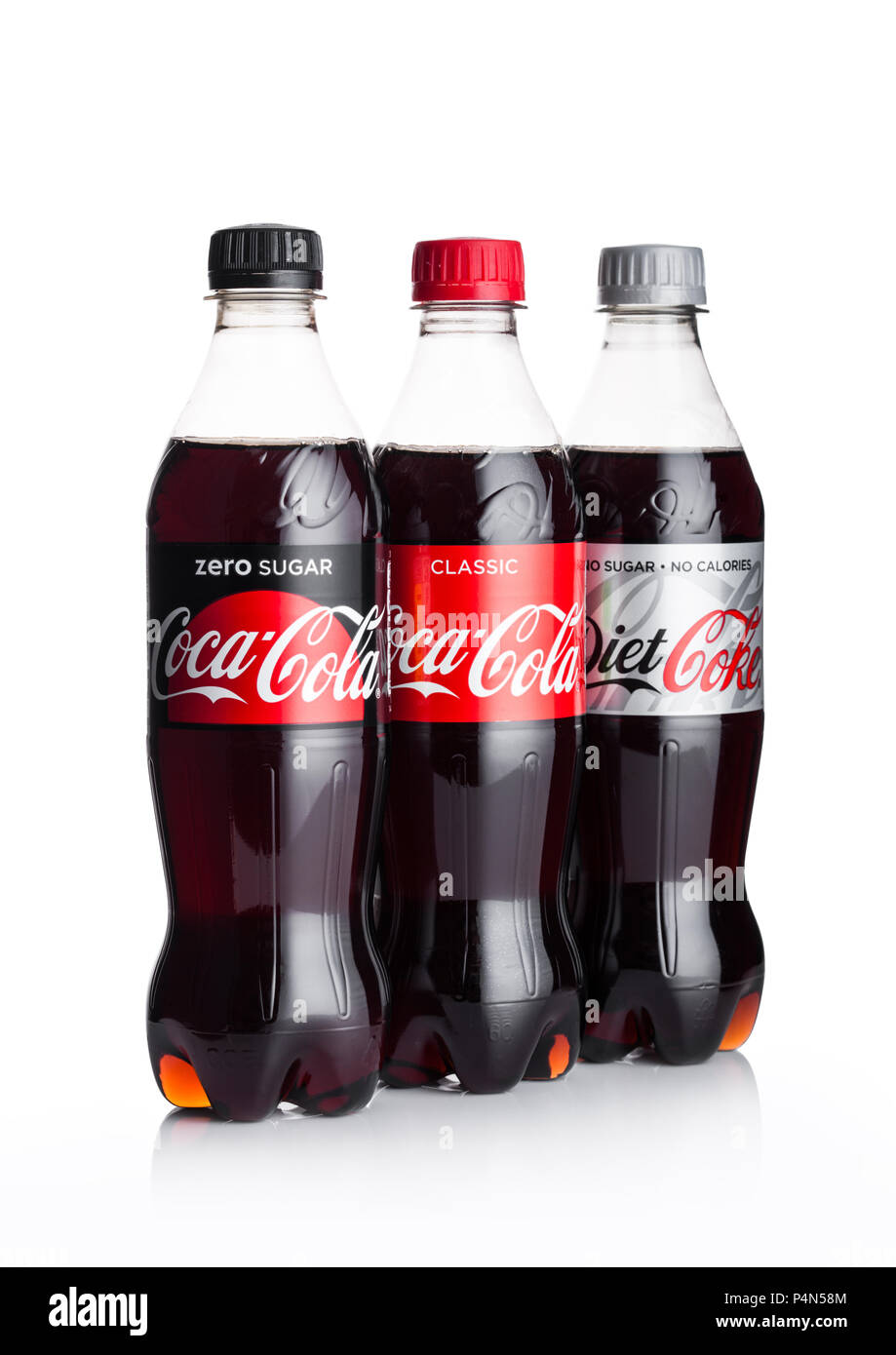 LONDON, UK - Juni 02, 2018: Flaschen der Klassischen Coca-Cola und Ernährung und Null auf weißem Hintergrund. Coca-Cola ist einer der beliebtesten Soda Produkte Stockfoto