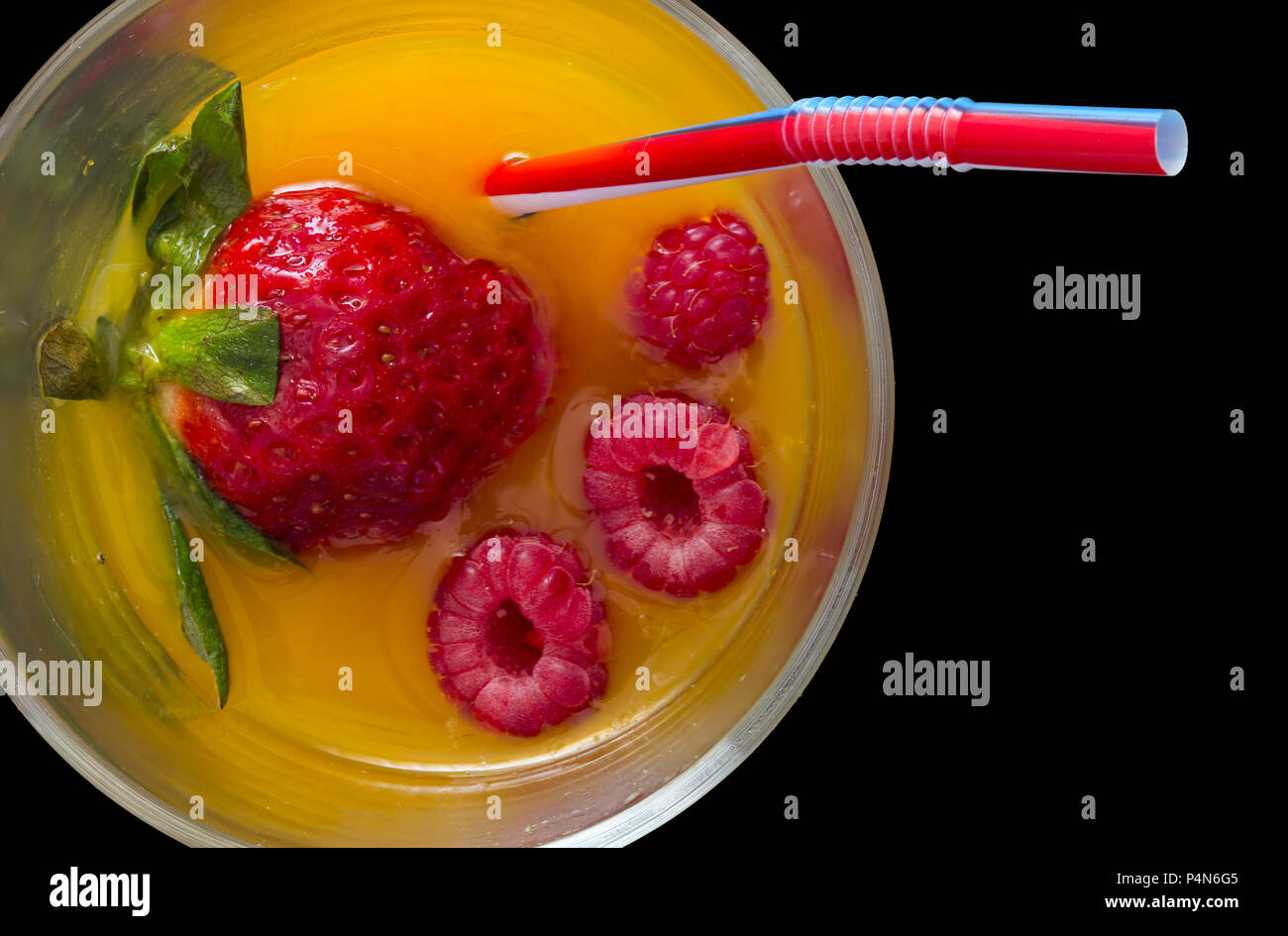 Hohes Ansehen der alkoholfreien Cocktail mit Erdbeere und Himbeere Fruchtsaft und Stroh mit schwarzem Hintergrund Stockfoto