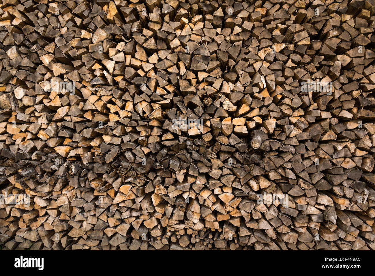Gestapelt, zerkleinerte Holz für den Winter in Deutschland Stockfoto