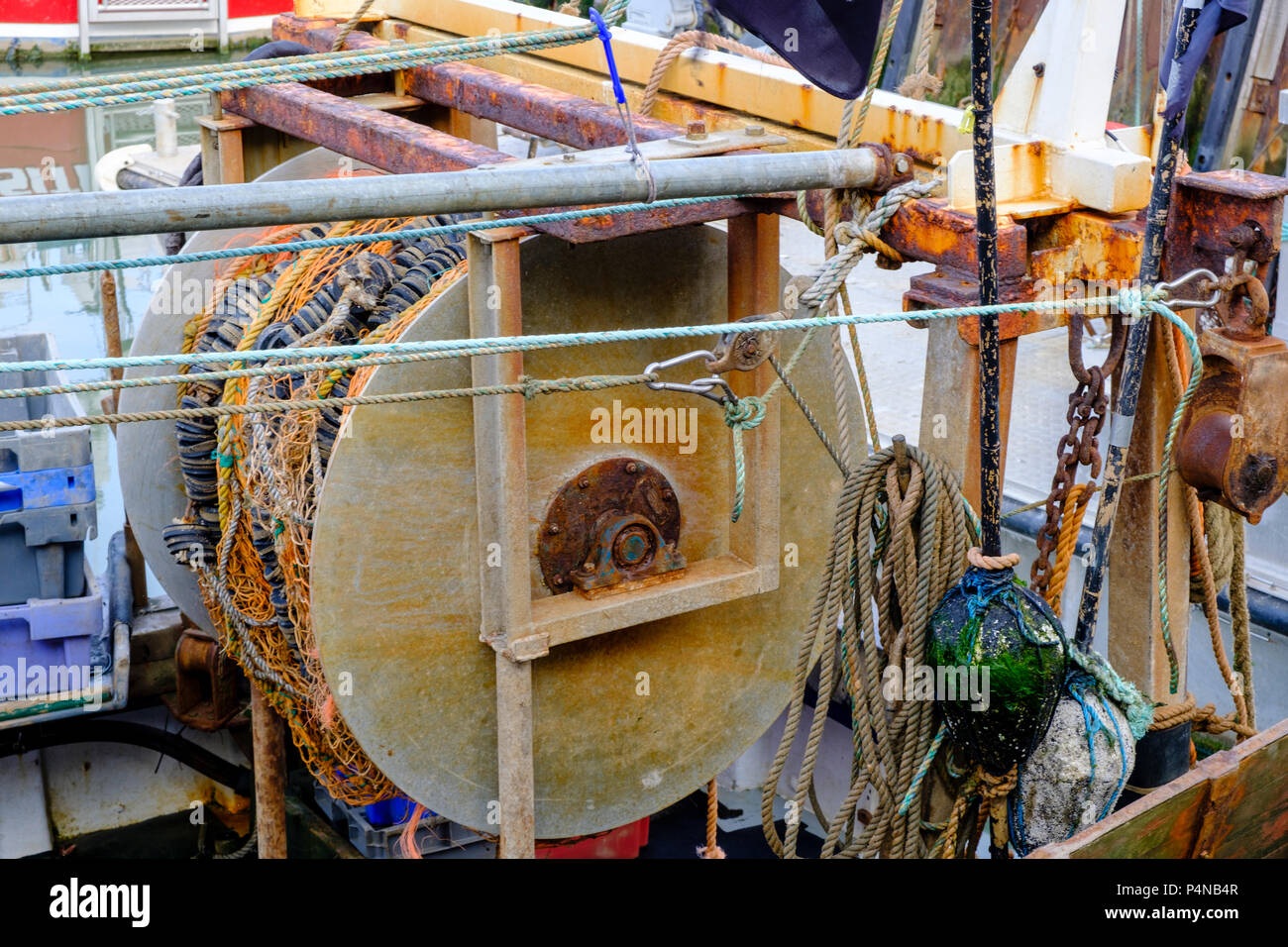 Fanggeräte und schweren Maschinen auf dem Deck der ein Fischerboot im Hafen von Whitstsble, Kent Stockfoto