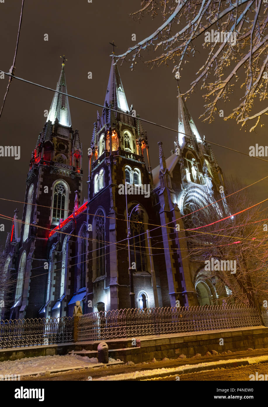 Schöne nachts beleuchtete winter Kirche St. Olha und Elizabeth in Lemberg, Ukraine. In den Jahren 1903-1911 gebaut. Stockfoto