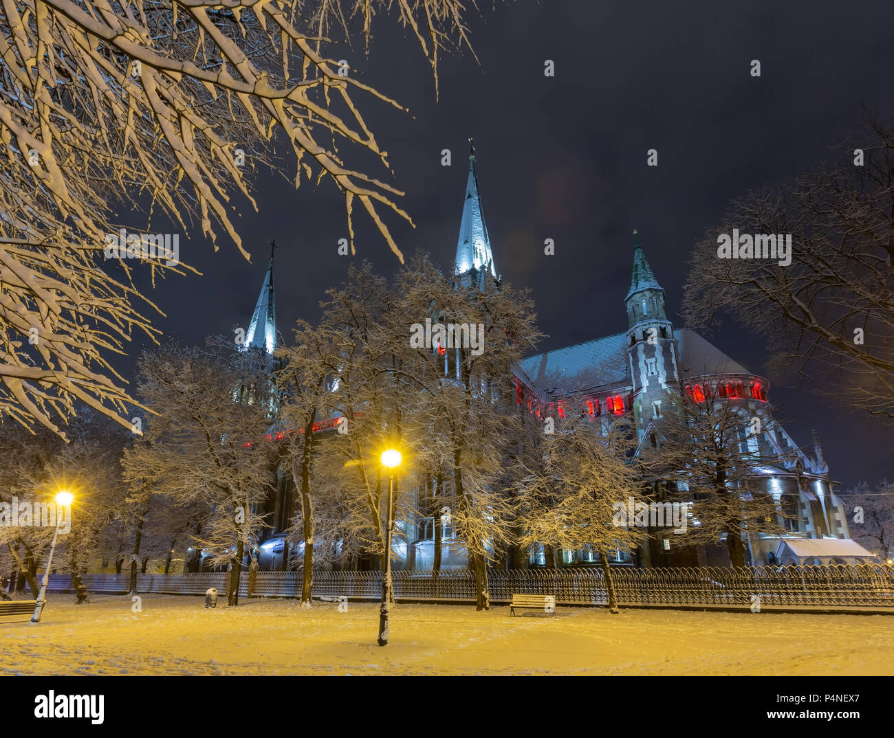 Schöne nachts beleuchtete winter Kirche St. Olha und Elizabeth in Lemberg, Ukraine. In den Jahren 1903-1911 gebaut. Stockfoto