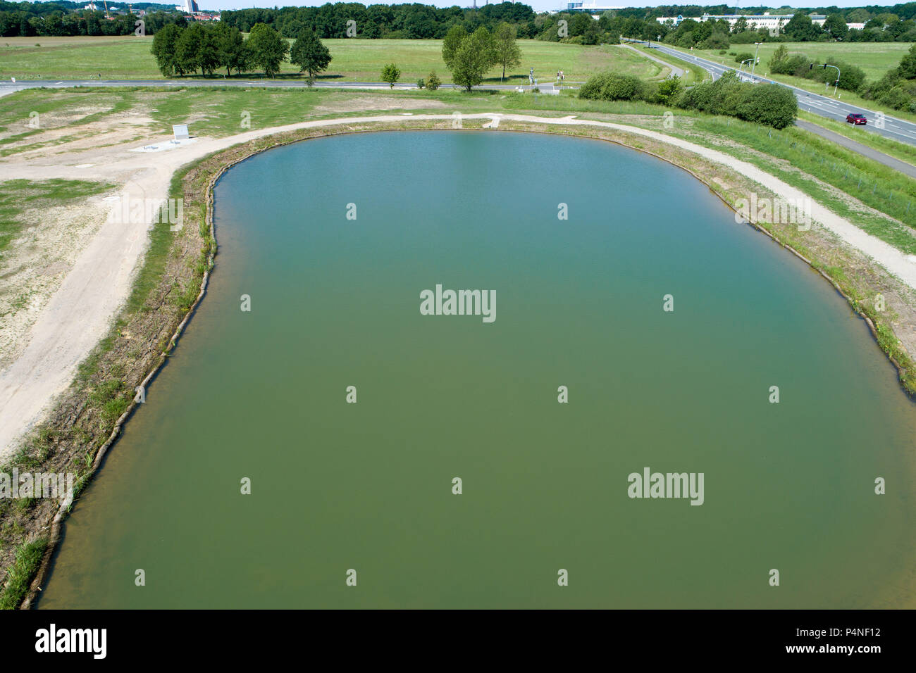 Regenwasser retention Basin mit türkisfarbenen Wasser, schräg aus der Luft mit einer Drohne getroffen, Deutschland Stockfoto