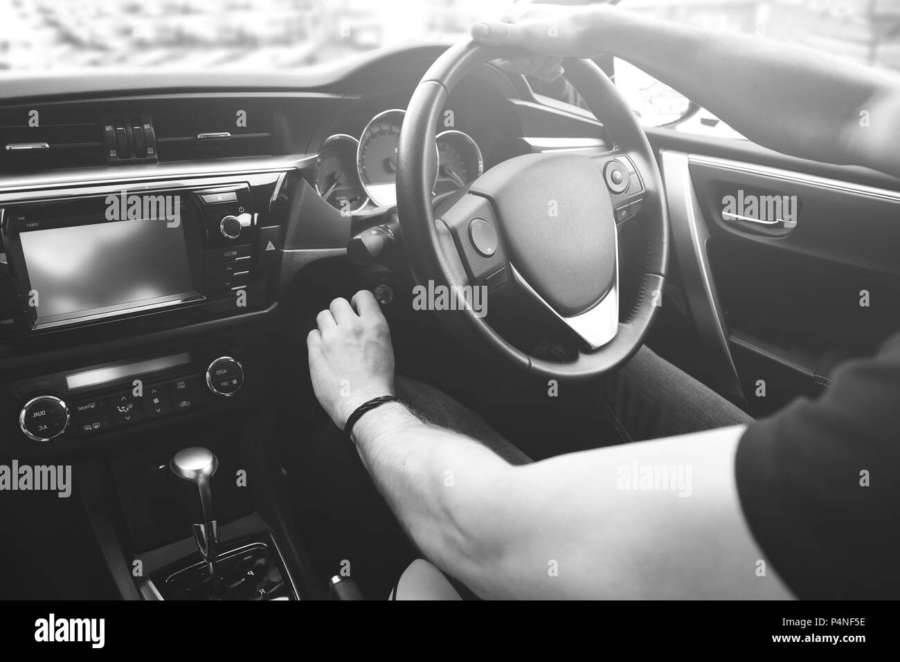 Männliche Arme ledernen Ruder von Auto Stockfoto