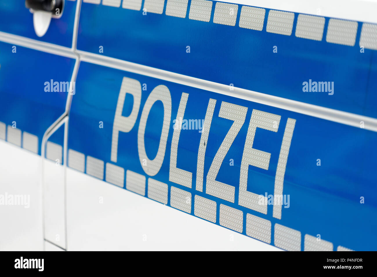 Inschrift 'Polizei' in weiß leuchtende Farben auf einem blauen Hintergrund auf der Seite von einem Polizeiauto, Deutschland Stockfoto