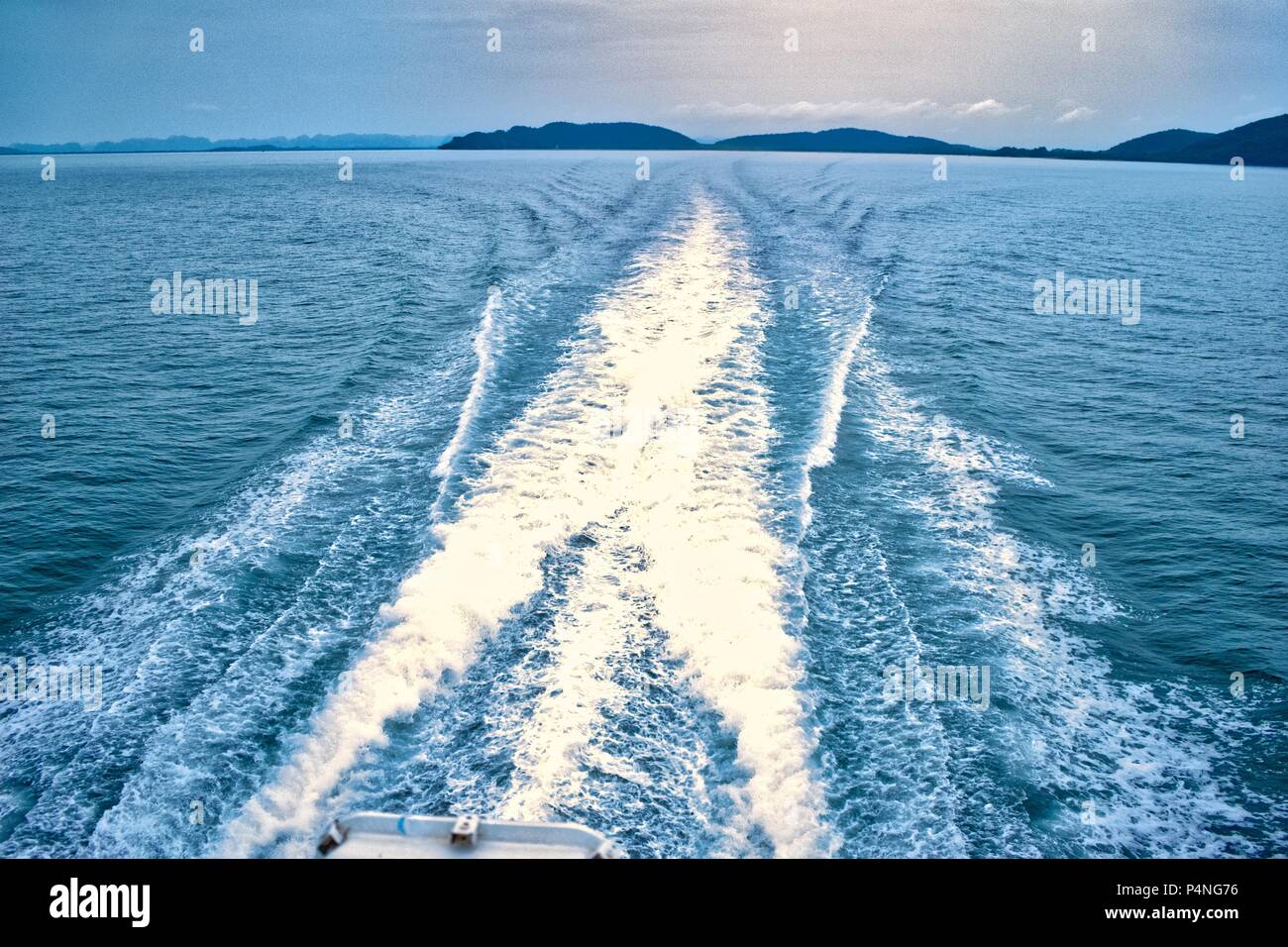 Wellen von Schiffsmotoren teilen Sie den Ozean nach der Fähre. Stockfoto