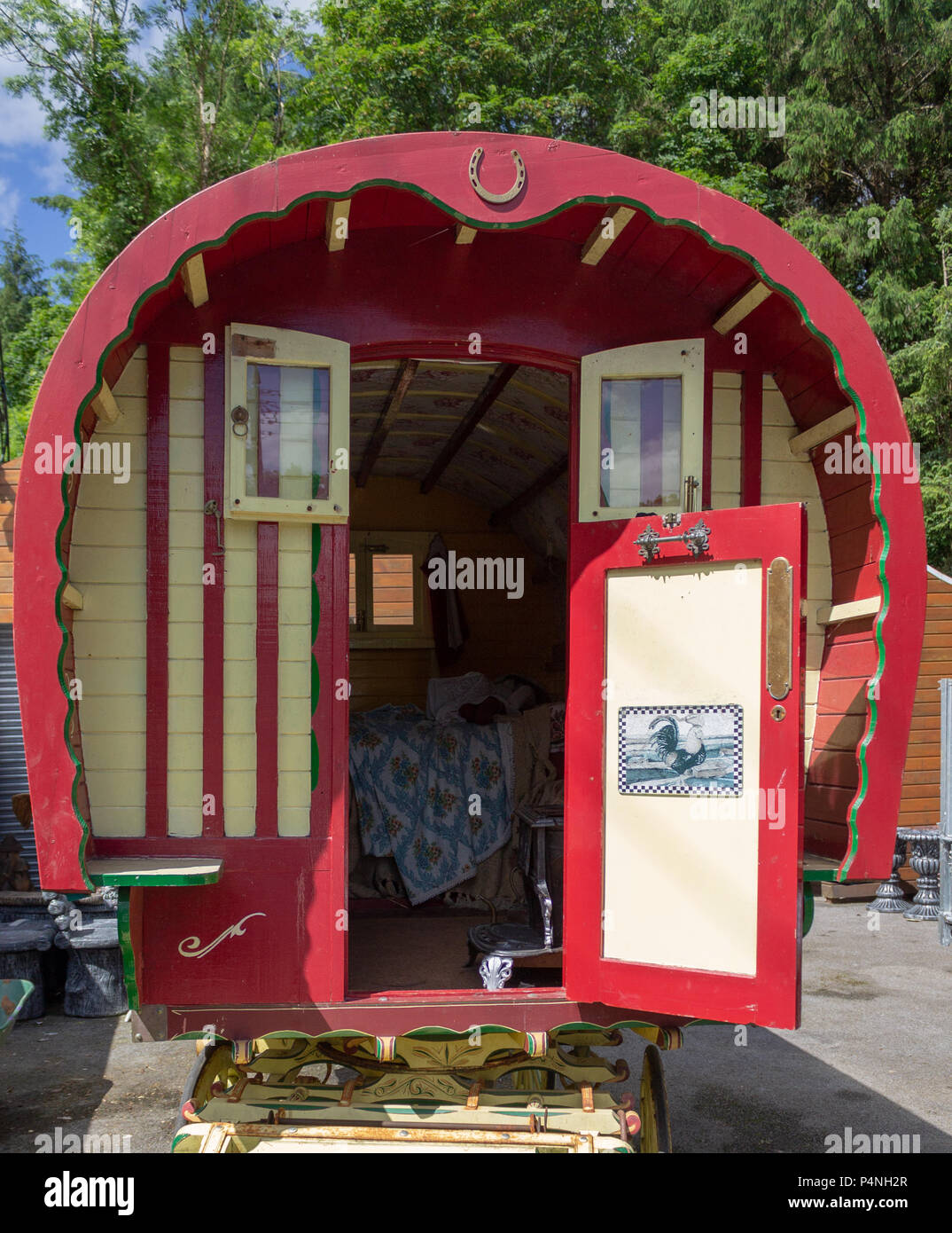 Gypsy Caravan oder Romany Caravan - Gelb und Rot. Stockfoto