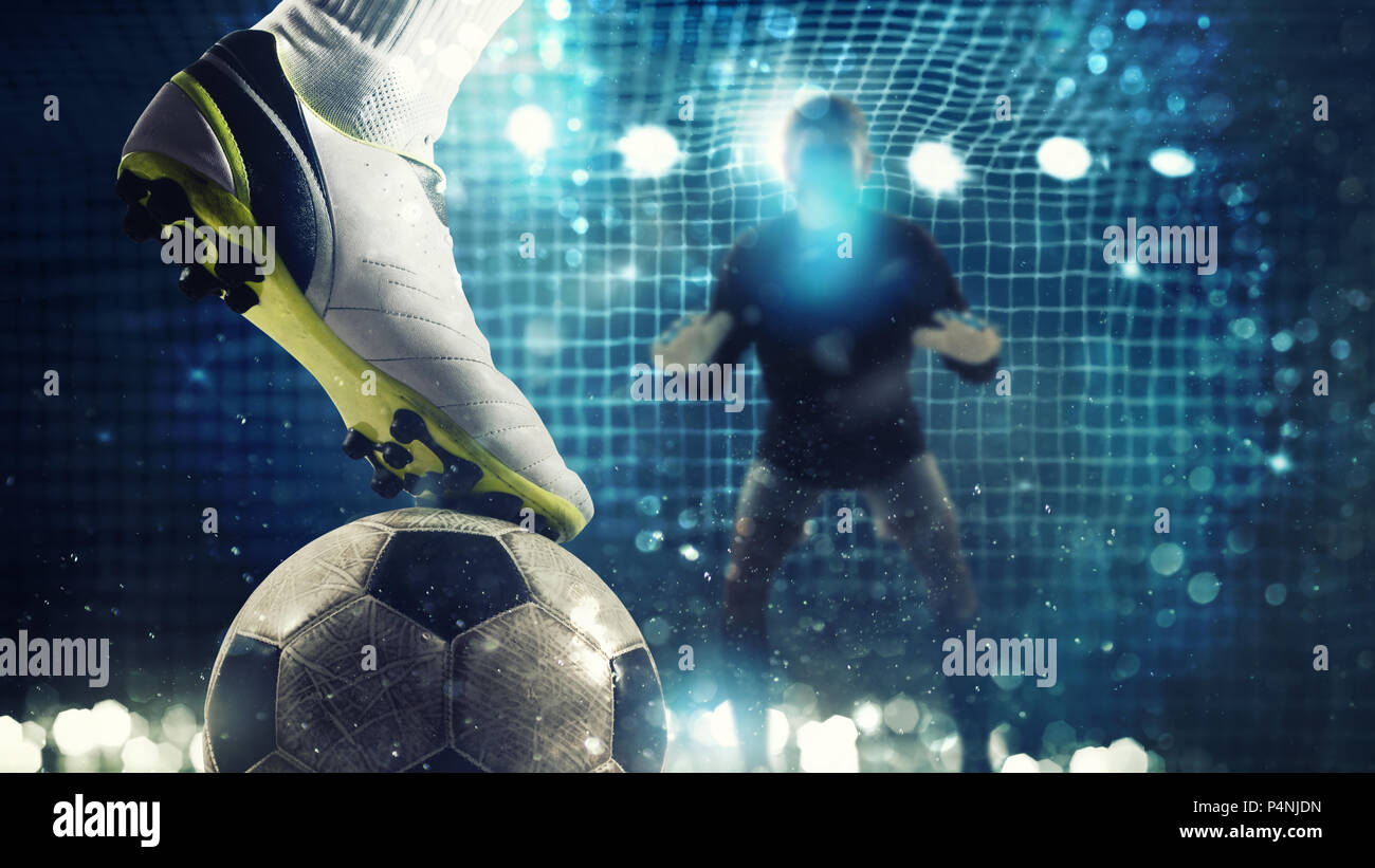 In der Nähe eines Fußball Stürmer bereit zu kickt den Ball in der Fußball-Ziel Stockfoto