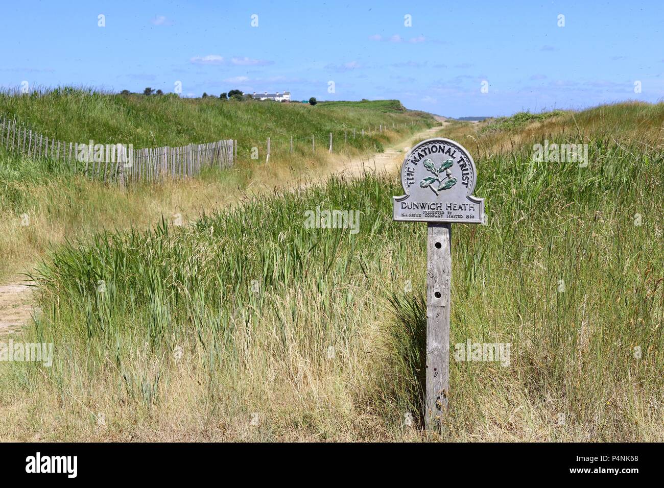 Die Gräser und Dünen, die durch den Sandstrand in Dunwich Heath in Suffolk. Stockfoto