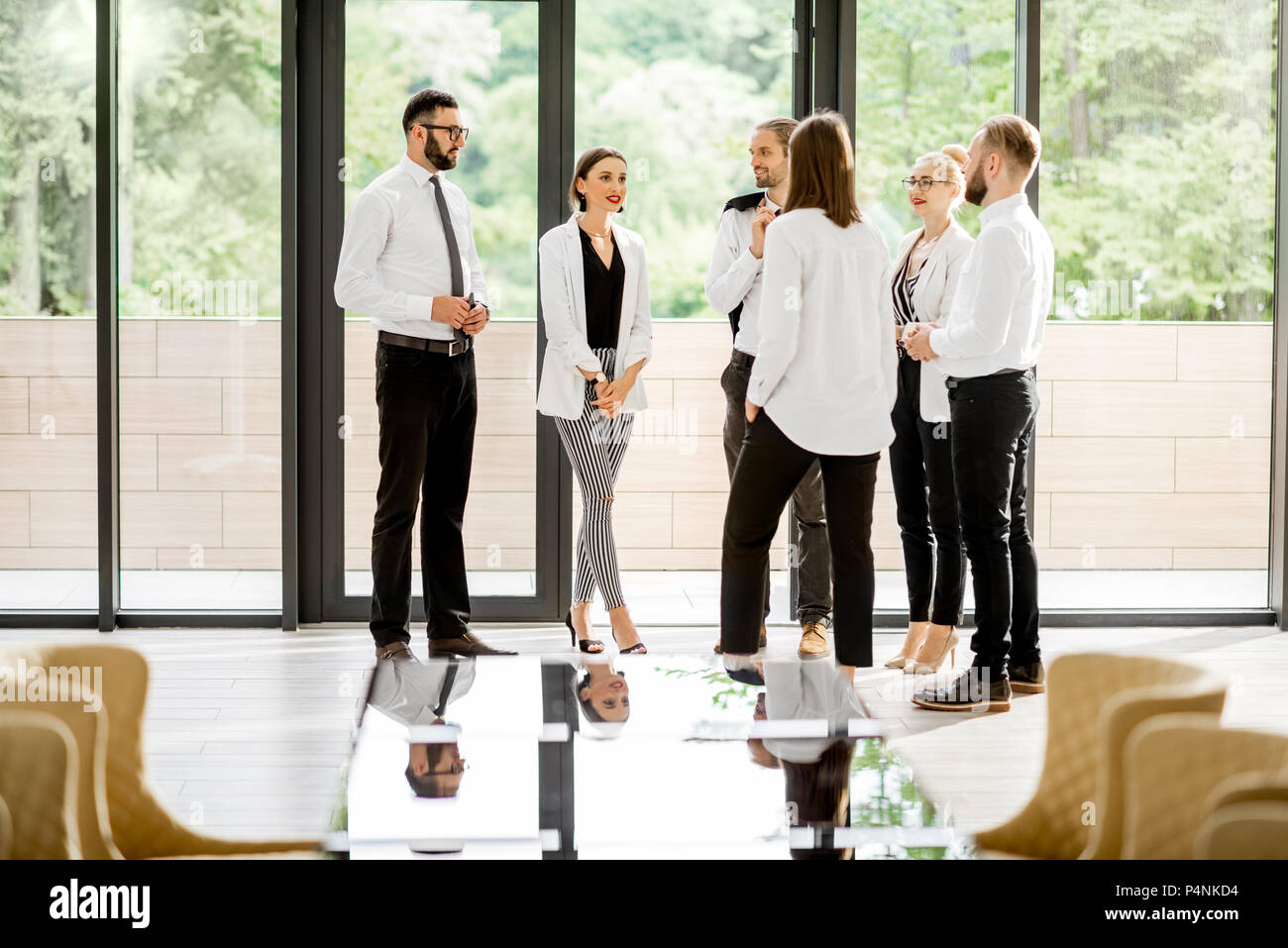 Geschäft Leute reden im Innenbereich Stockfoto