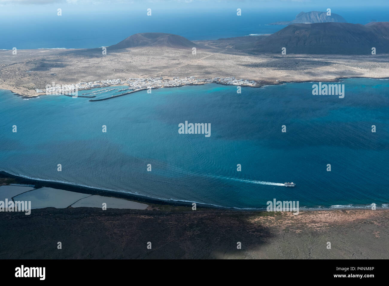 Caleta de Sebo auf La Graciosa Insel ist vom Mirador del Rio gesehen. Im Vordergrund sind das Salz Pflanzen, Salinas del Rio. Stockfoto