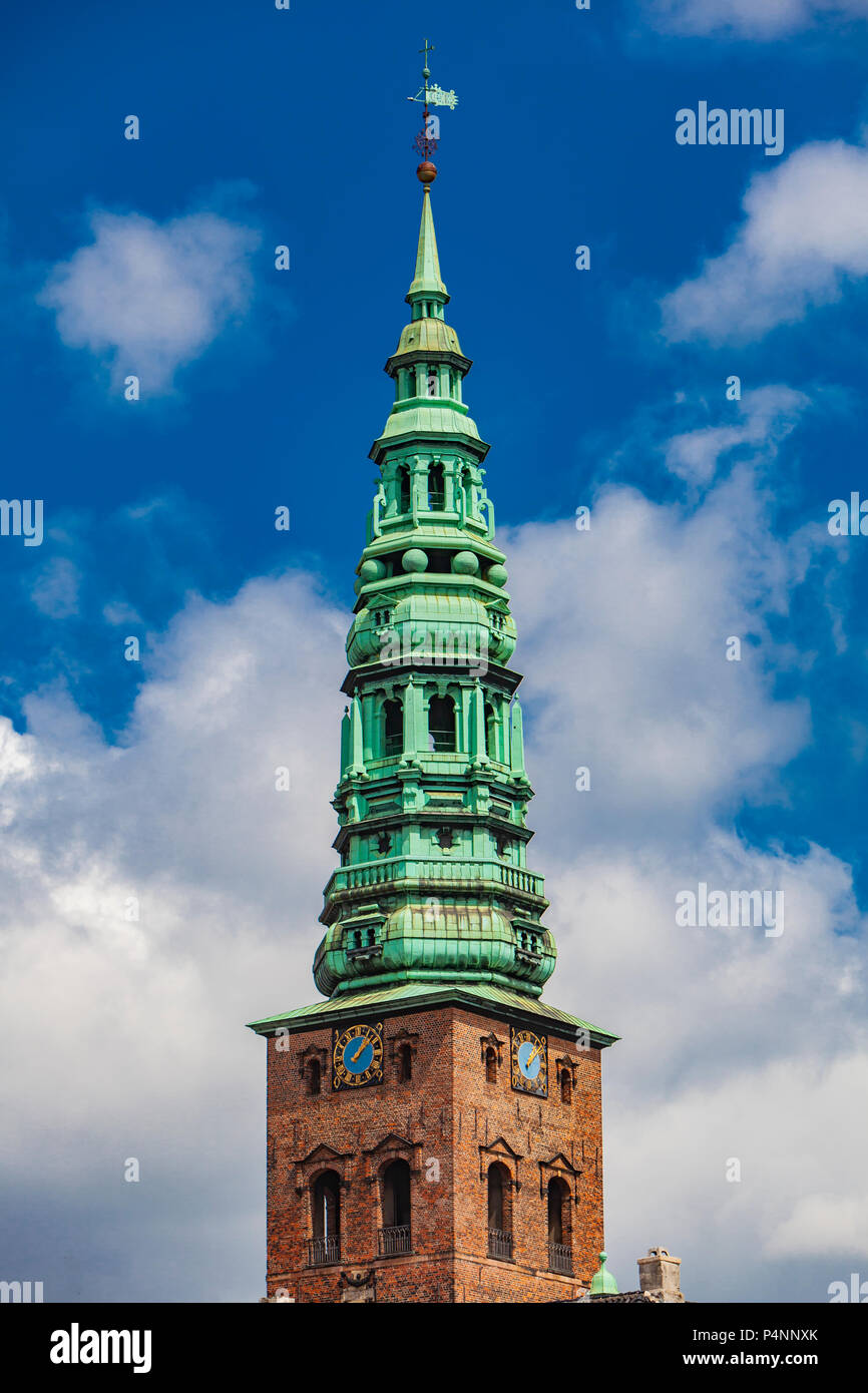 Blick auf den Turm von Nikolaj Kirche in Kopenhagen, Dänemark Stockfoto