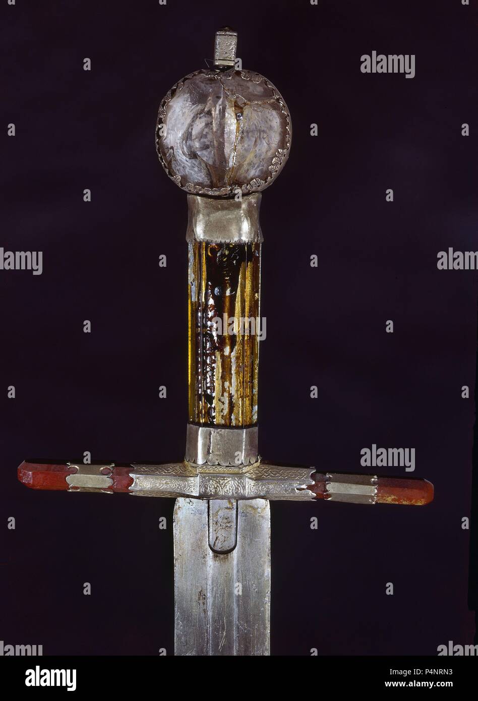 Las MEJORES DE LA EMPUÑADURA DE LA ESPADA DE Fernando III el Santo - SIGLO XIII-SE ENCUENTRA EN LA CAPILLA REAL DE LA CATEDRAL DE SEVILLA. Lage: CATEDRAL - INTERIEUR, Sevilla, Sevilla, Spanien. Stockfoto