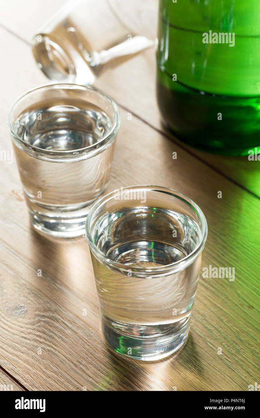 Alkoholische klare Destilliertes koreanischen Soju in ein Schnapsglas Stockfoto