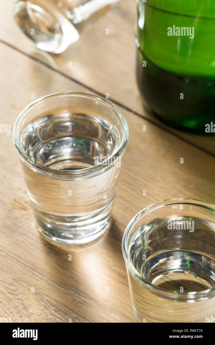 Alkoholische klare Destilliertes koreanischen Soju in ein Schnapsglas Stockfoto
