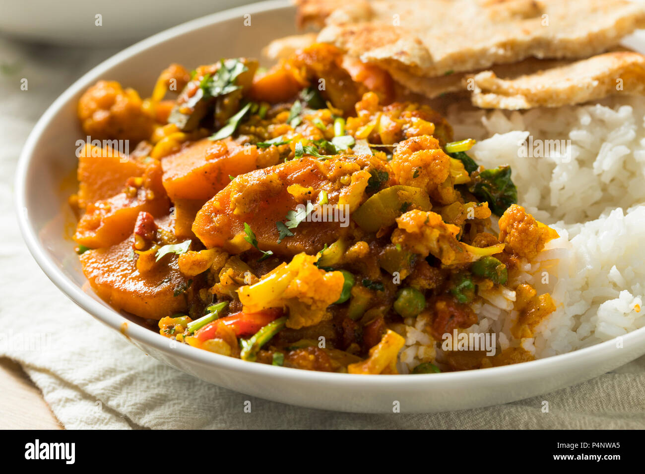Hausgemachte würzige Vegane Gemüse Curry mit Reis und Naan Stockfoto