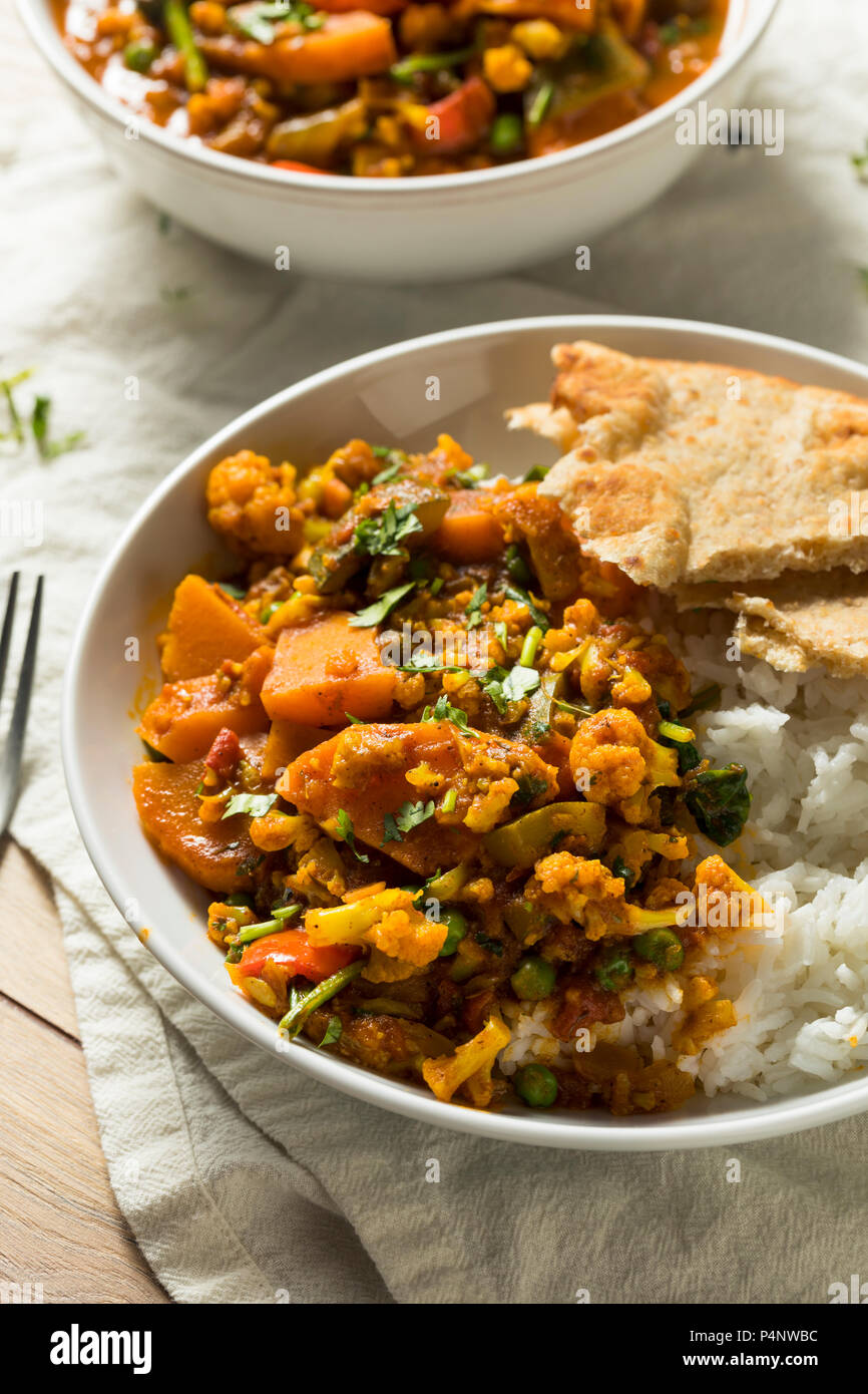 Hausgemachte würzige Vegane Gemüse Curry mit Reis und Naan Stockfoto