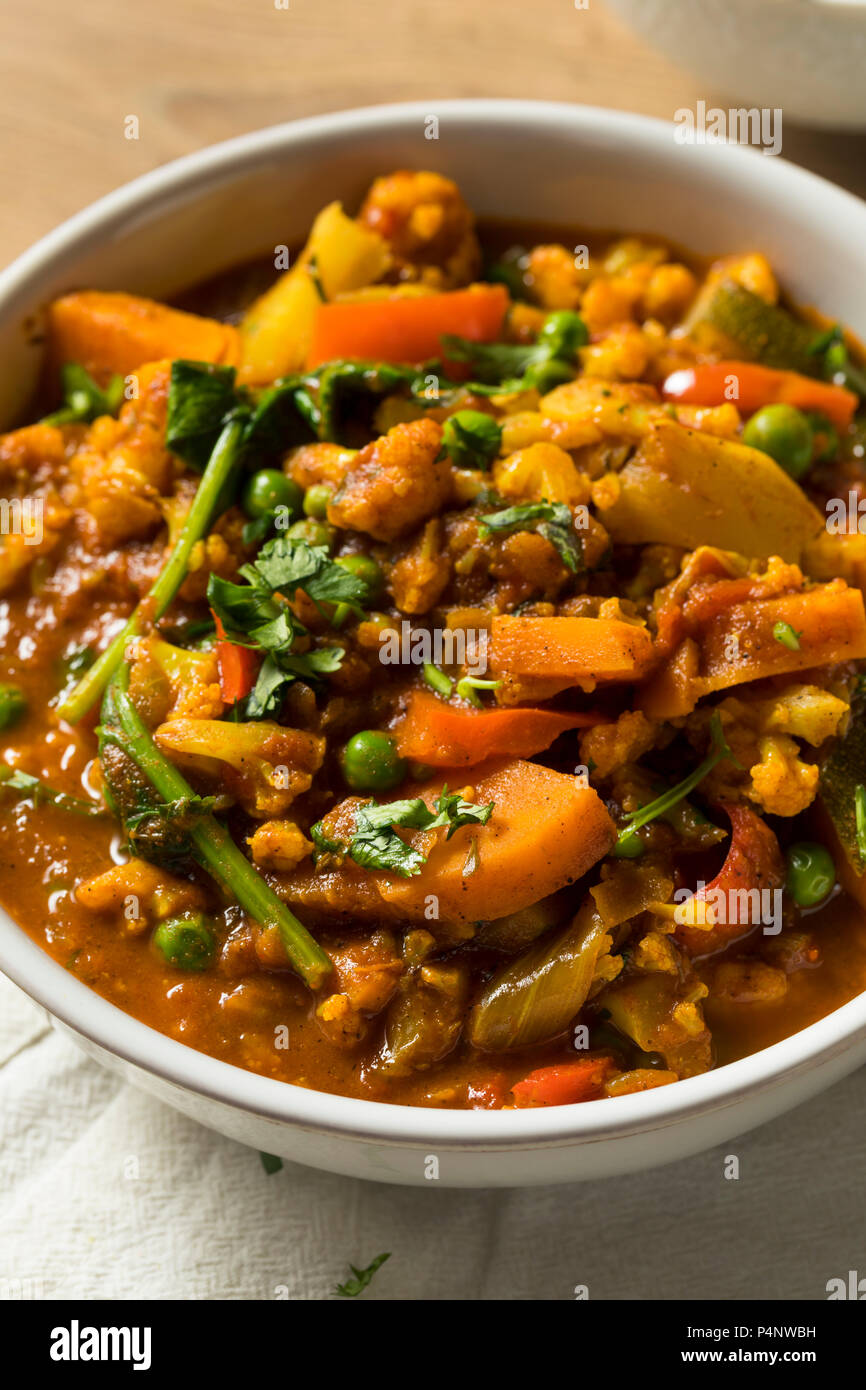 Hausgemachte würzige Vegane Gemüse Curry mit Reis und Naan Stockfoto